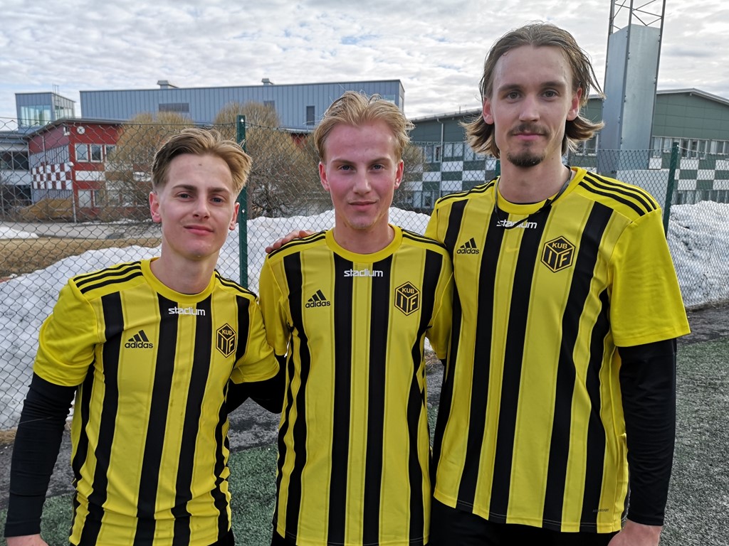 Tripp tapp trull. Kubens målgörare borta mot Obbola, fr v Axel Näsholm 2, Arvid Näsholm 1 och Linus Sahlin 2. Nu har hela trion förlängt inför 2025. Foto: Roger Norrman.