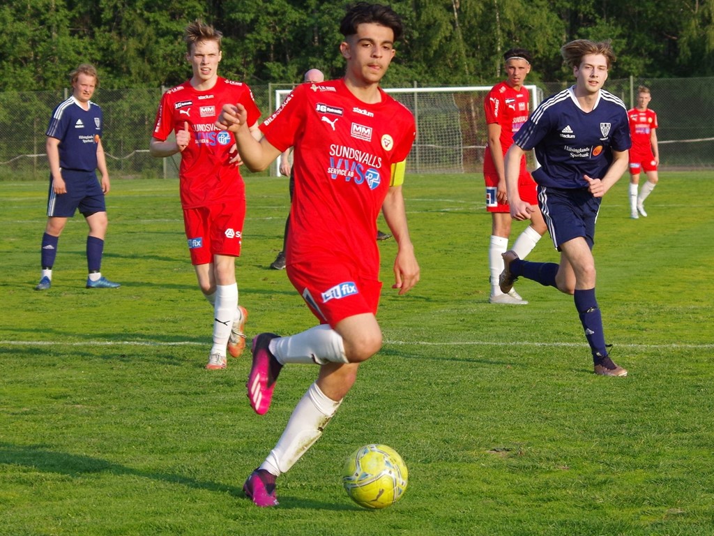 Absar Nurul var svårfångad för Hasselförsvaret och prickade in Sunds tre första mål i 5-0-krossen hemma på Maland. Foto: Pia Skogman, Lokalfotbollen.nu.