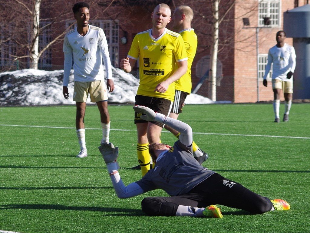 Leo Groza har räddat Samuel Keflits skott men är maktlös när Badawi Mohamed (utanför bild) slår in returen och fastställer Luckstas seger till 2-0 på stopptid. Foto: Pia Skogman, Lokalfotbollen.ni.