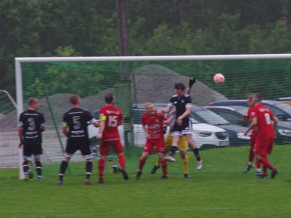 Christian Wilhsson nickade in 2-0 på en frispark men Stöde kom tillbaka och kämpade sig tillbaka till 2-2 i regnet och storpubliken. Foto: Pia Skogman, Lokalfotbollen.nu.