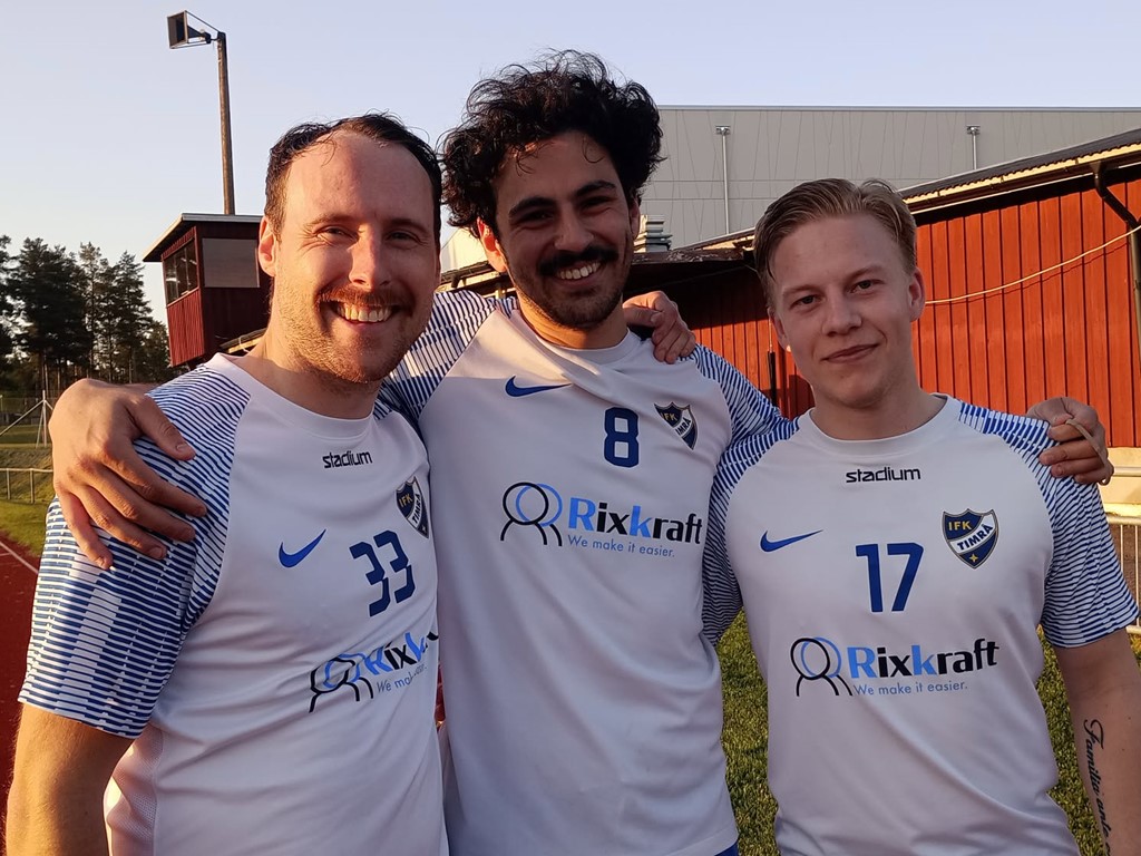 IFK Timrås målgörare när man vände 0-1 till 4-1 mot Sund hemma i Grytan. Fr v Anton Jonsson, Tayser Shiqwara (2) och Elias Granlöf. Foto: Pia Skogman, Lokalfotbollen.nu.