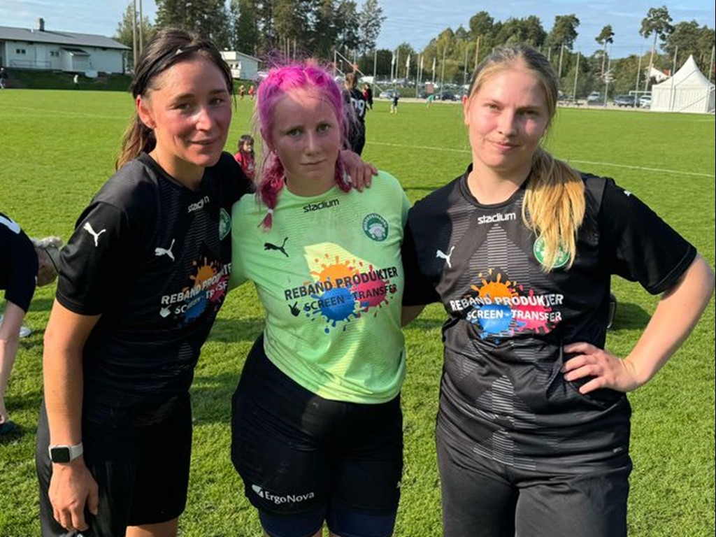 Medskogsbrons matchvinnare mot Matfors, fr v Marlene Laggren (2 mål), Jennifer Thunfors (höll nollan) och Maria Häggkvist (1 mål). Foto Gottfrid Sjödin.