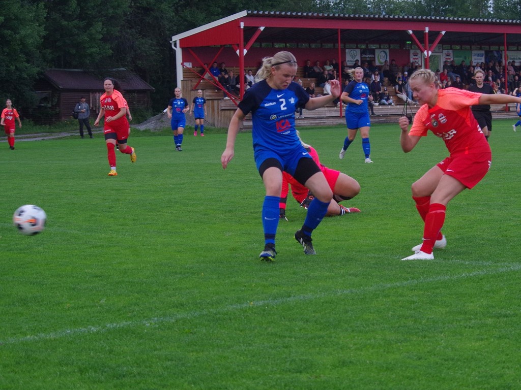 Clara Högbom skickar in sitt andra mål, 2-0, mot Fränsta i minut 21. Foto: Pia Skogman, Lokalfotbollen.nu.