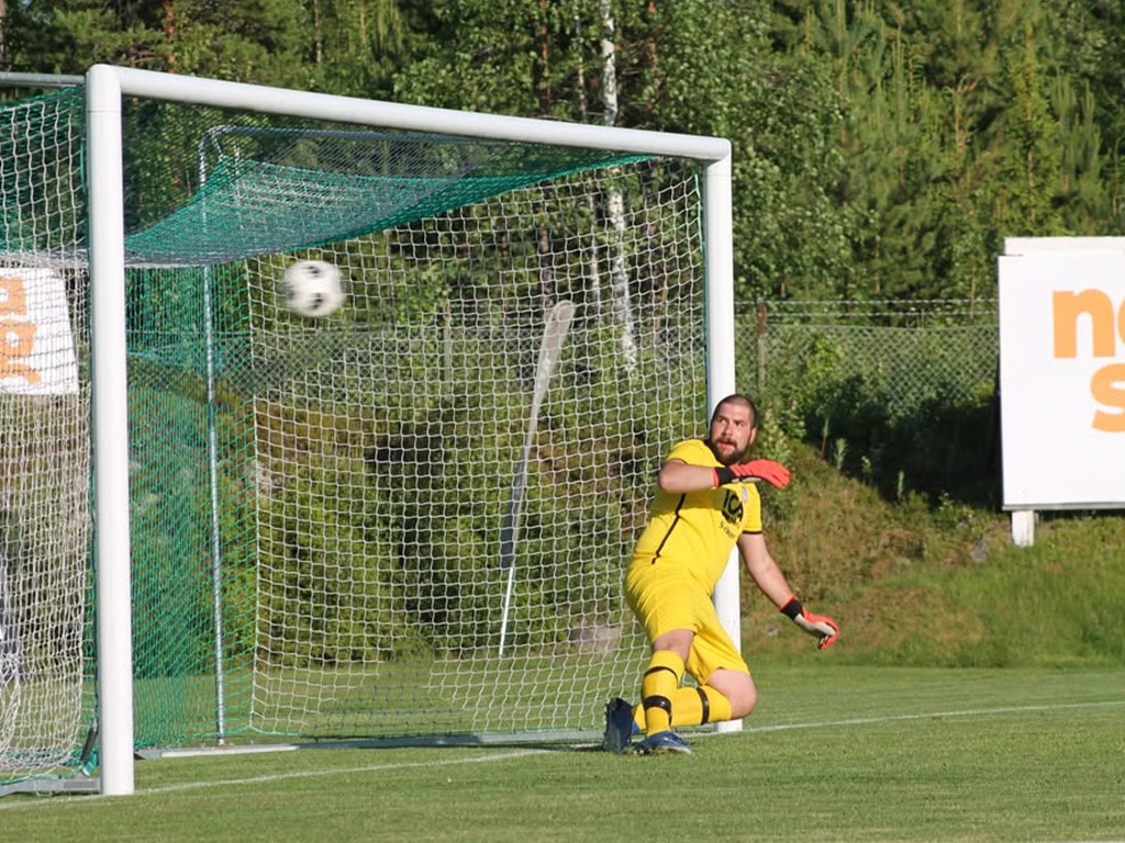 Östavalls ledningsmål. Valerik Danielians straffspark sitter perfekt och Söråkers utespelare mellan stolparna Erik Edström Petré maktlös. Foto: Roger Mattsson, Lokalfotbollen.nu.
