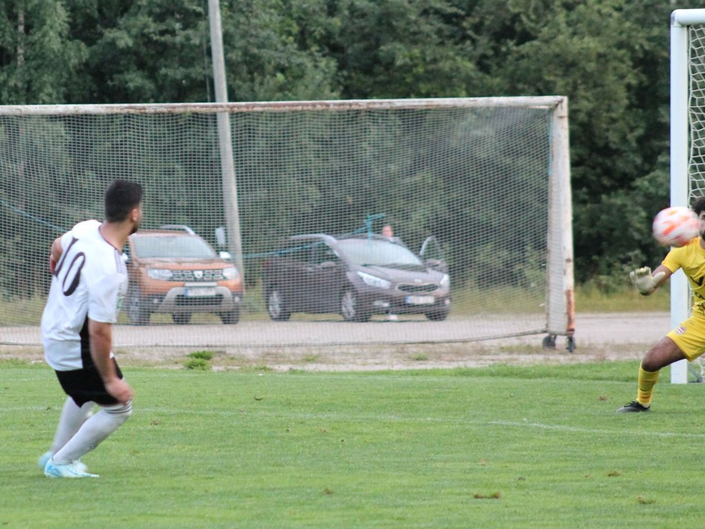 Valerik Danielian dundrar in ett av sina fem mål. Foto: Roger Mattsson, Lokalfotbollen.nu,