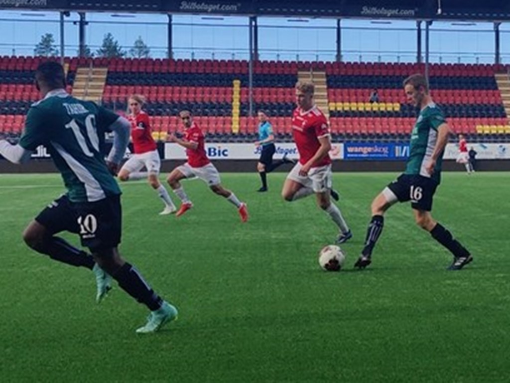 En av Östavalls bästa spelare på Jämtkraft Arena, André Rydén, är på väg att ge lagkompisen Sani Tahir en stickare. Foto: Manne Wallström, Östavalls IF.