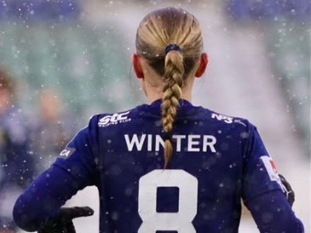 SDFF:s Astrid Winter hade ett passande namn när våren omvanlades till vinter när SDFF mötte Sundsvalls FF P10-lag på NP3 Arena under söndagen. Foto: Anders Thorsell, Sportactionpictures.