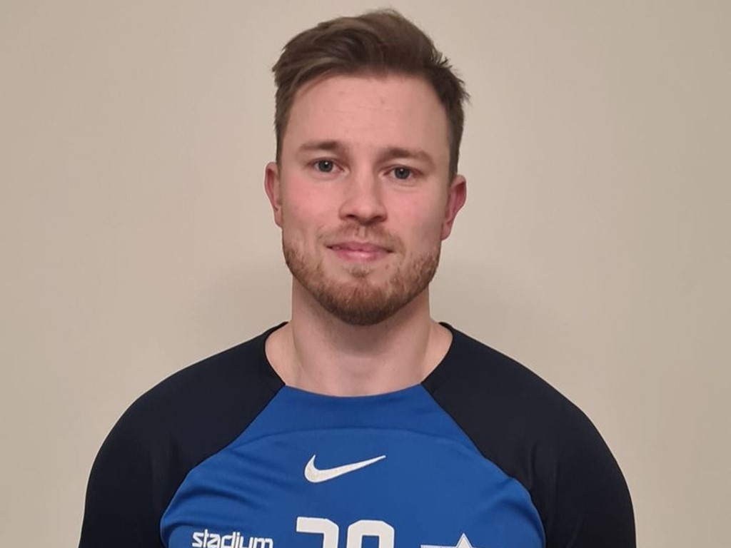 Jesper Gulliksson åkte på en rejäl smäll med krossat näsben, sprucken läpp och hjärnskakning - och fick frispark emot sig.