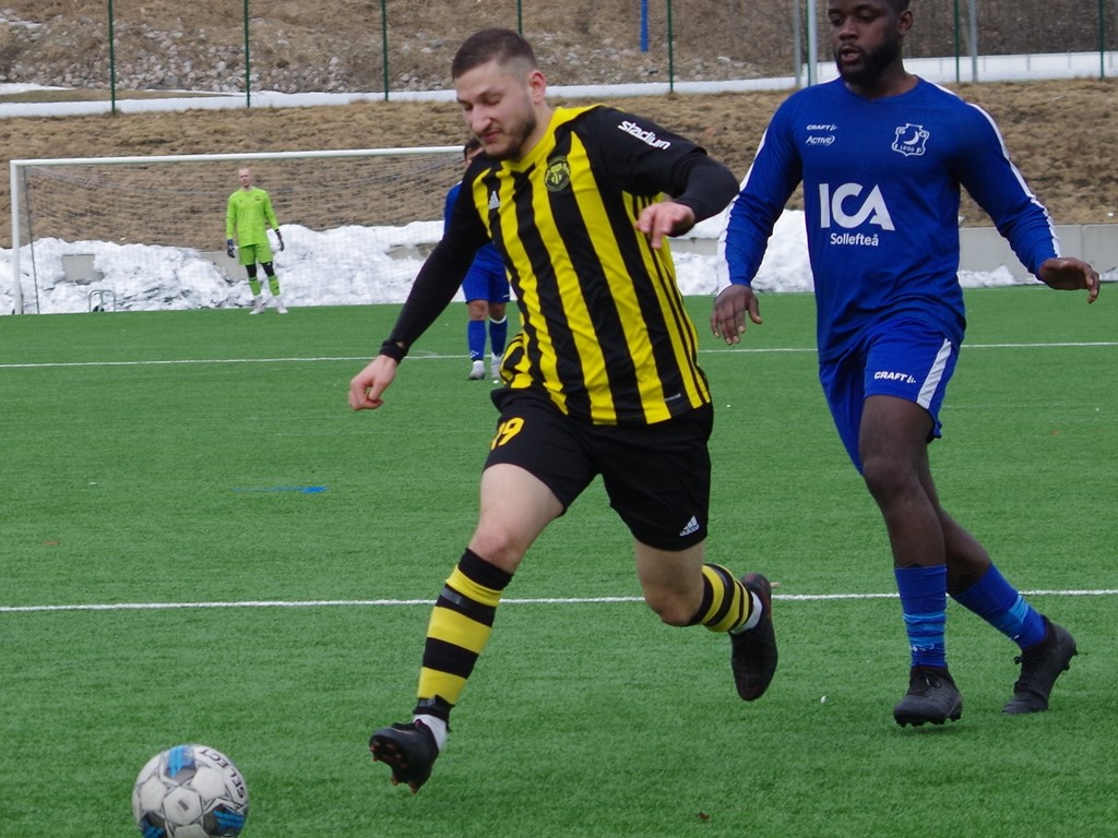 En löpvillig Ali Mahmoud lämnar en motståndare bakom sig. Foto: Pia Skogman, Lokalfotbollen.nu.