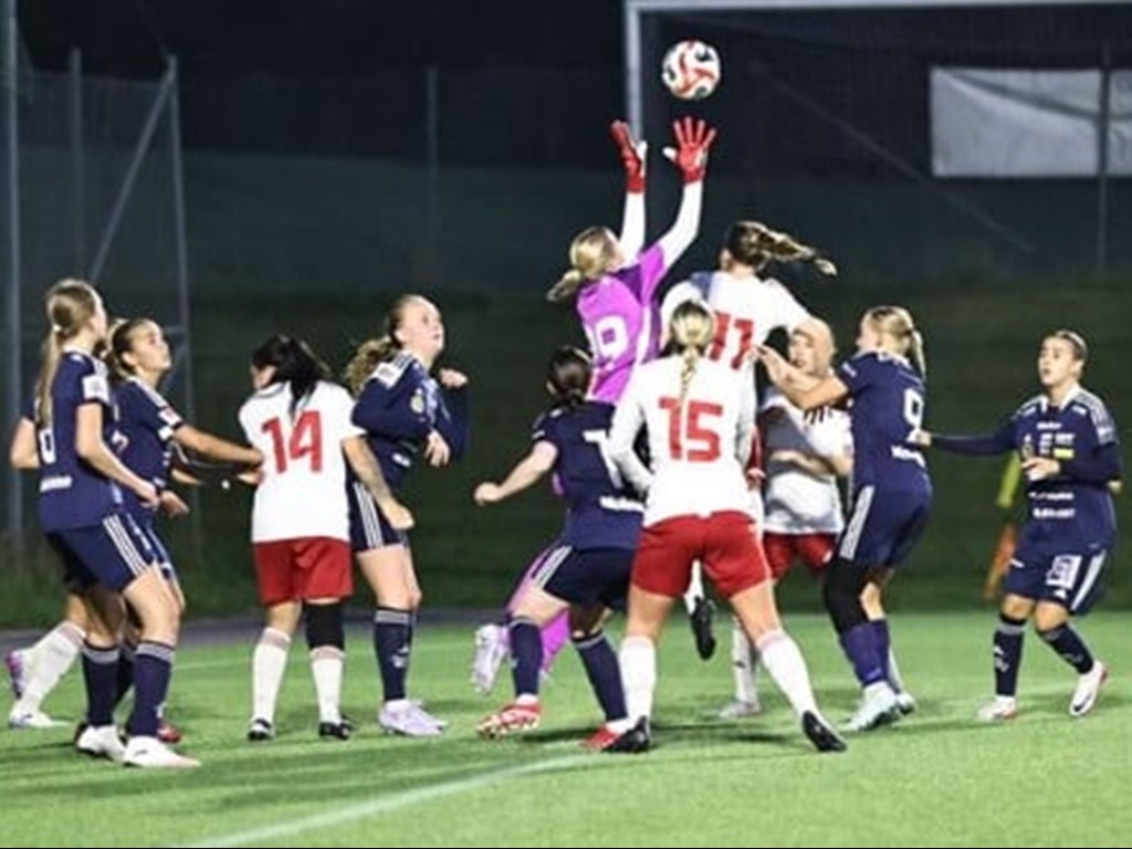 SDFF 2:s säkra keeper Ida Lönnquist plockar ner ett inlägg trots hård uppvaktning från en Selångerspelare och var bara en minut från att hålla nollan. Då tröstmålade Angen till 1-4. Foto: Anders Thorsell, Sportactionpictures.