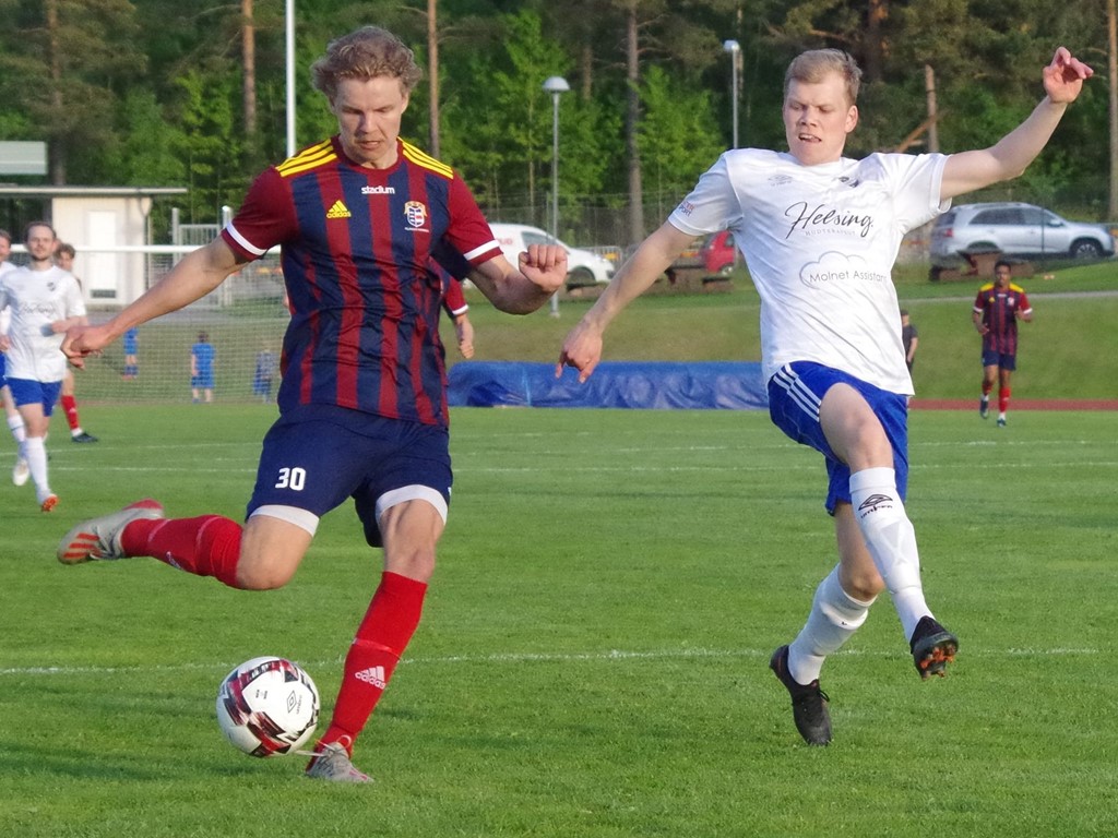 Helmer Bergström spelade fram till Selångers första mål redan efter 36 sekunder och avslutade med att själv spika slutresultatet till 7-1 här på bilden. Foto: Pia Skogman, Lokalfotbollen.nu.