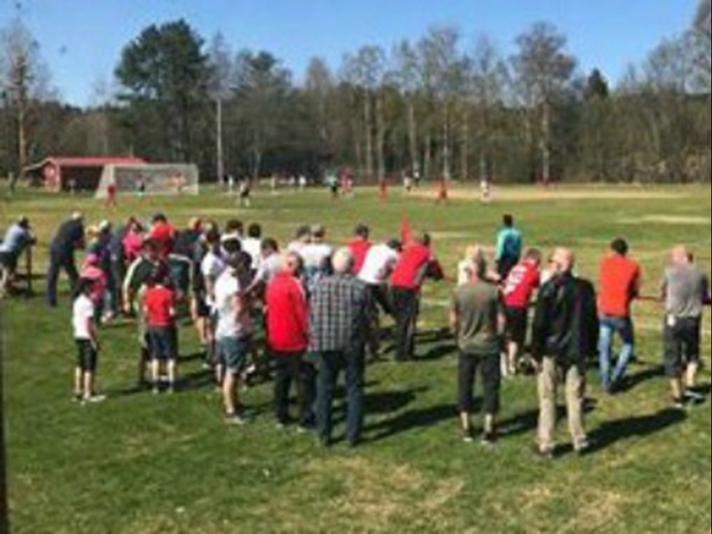 Stöde är vårt senaste lag att delta i div. 2 Södra Norrland. Inför storpublik vann man gräspremiärem hemma mot Iggesund. Foto: Linda Malmström.