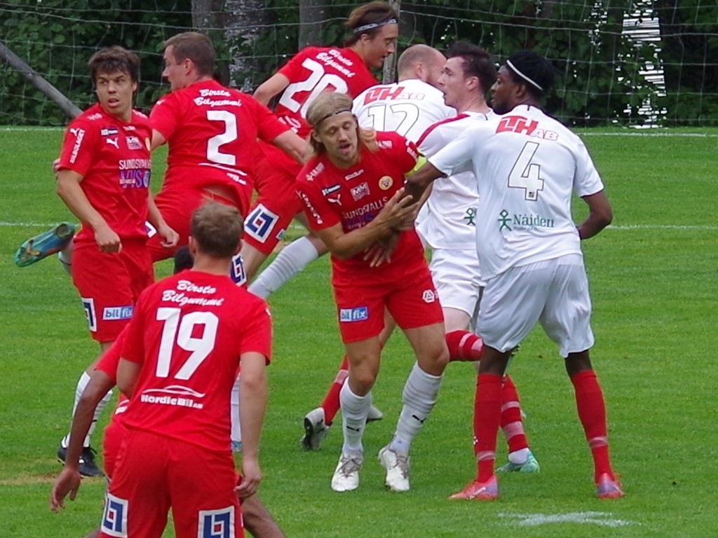 Ben Slade, med hårbandet mitt i bilden, kvitterade för Sund i slutminuterna efter 0-2-underläge mot Kiruna hemma på Maland. Foto:: Pia Skogman, Lokalfotbollen.nu.