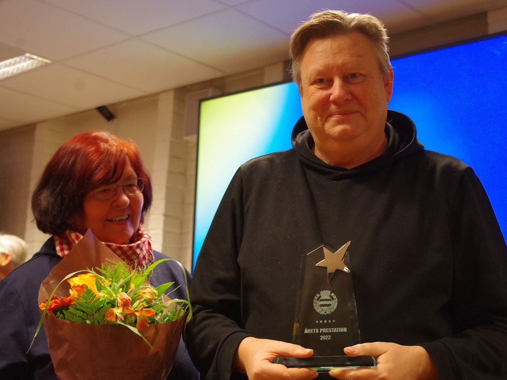 Pia Skogman och Janne Pehrsson fick pris av Medelpads Fotbollförbund för Årets Prestation 2022 men nu tvingas Lokalfotbollen.nu ta ett par dagars paus. Pia hänger med som "moraliskt stöd".