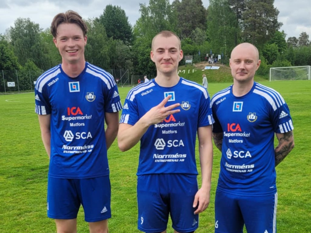 Matfors målgörare mot Sund. Matfors, Fr v Joel Lindkvist, Oliver Andersson (3) och Felix Häggström. Foto: Jesper Hellström.