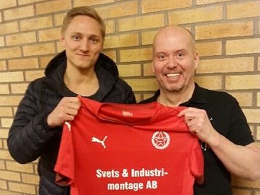 Svartviks nye tränare Carl Bergseije tillsammans med klubbens lagledare och ordförande Leif Wiklund. Det är Calle till vänster på bilden om någon undrar?