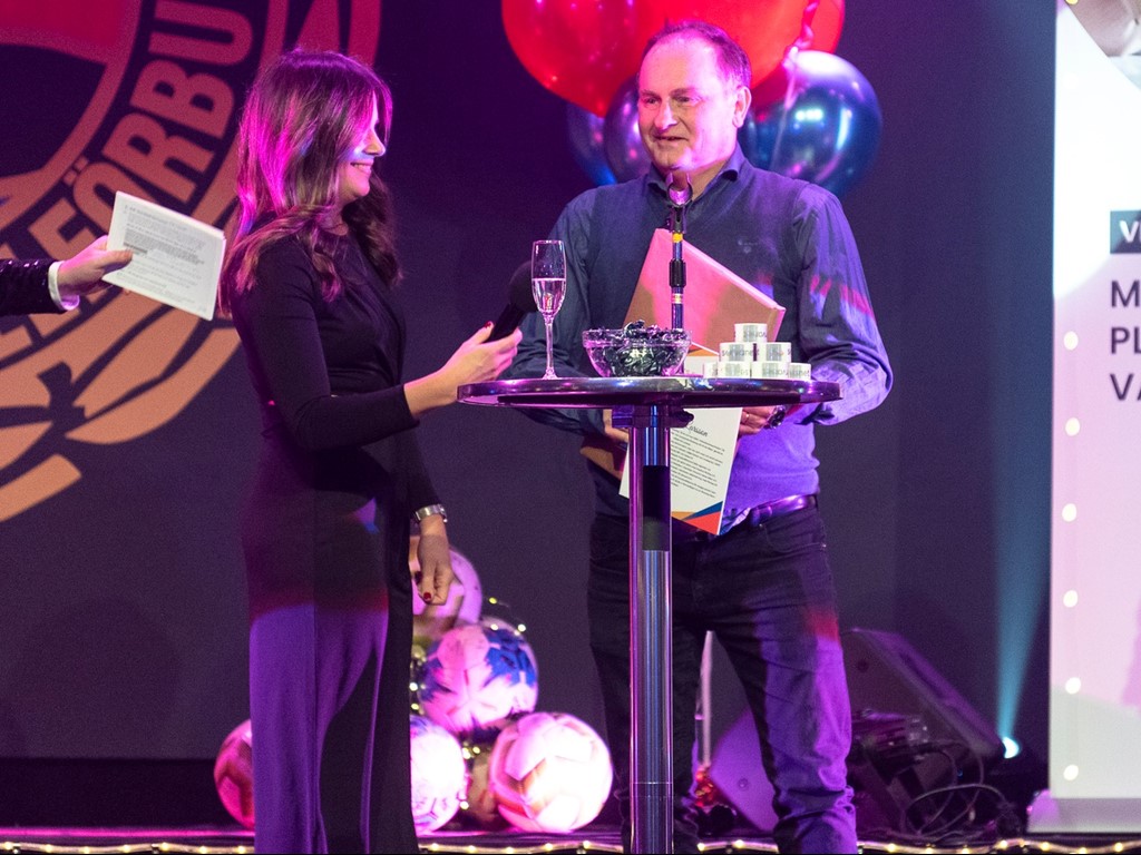 Hassels starke man Seth Larsson tar emot priset Årets Eldsjäl från kvällens huvudsponsor Servanet. Foto: Andreas Planck, Medelpads FF.