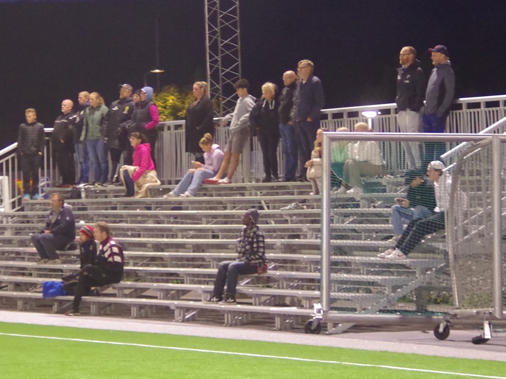 Det var några stycken som tagit sig till Westhagen denna råkalla augustifredag. Foto: Pia Skogman, Lokalfotbollen.nu.
