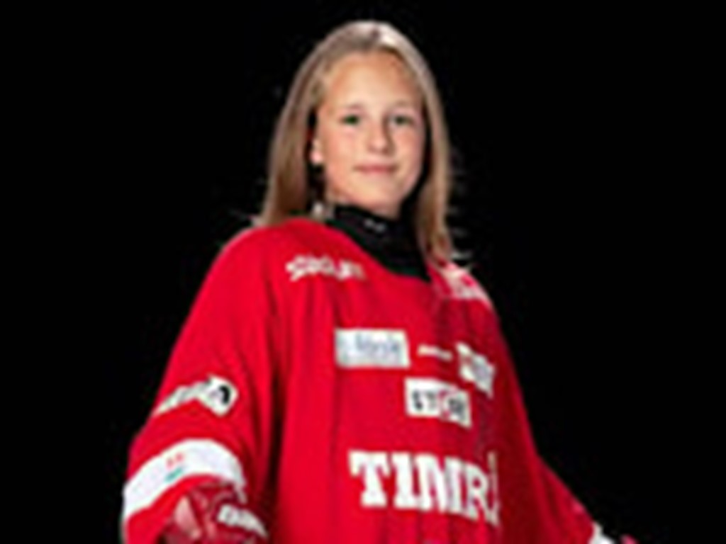Matfors Maja Åkerlund är inte bara lillasyster till Ida i SDFF utan även en duktig hockeylirare i Timrå IK.