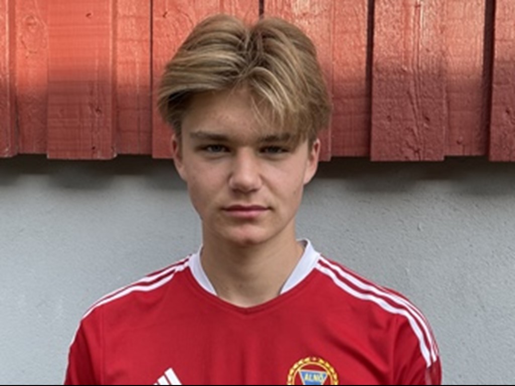 16-årige mittbacken Arvid Svensson nickade in Alnö U:s segermål i 88:e minuten.