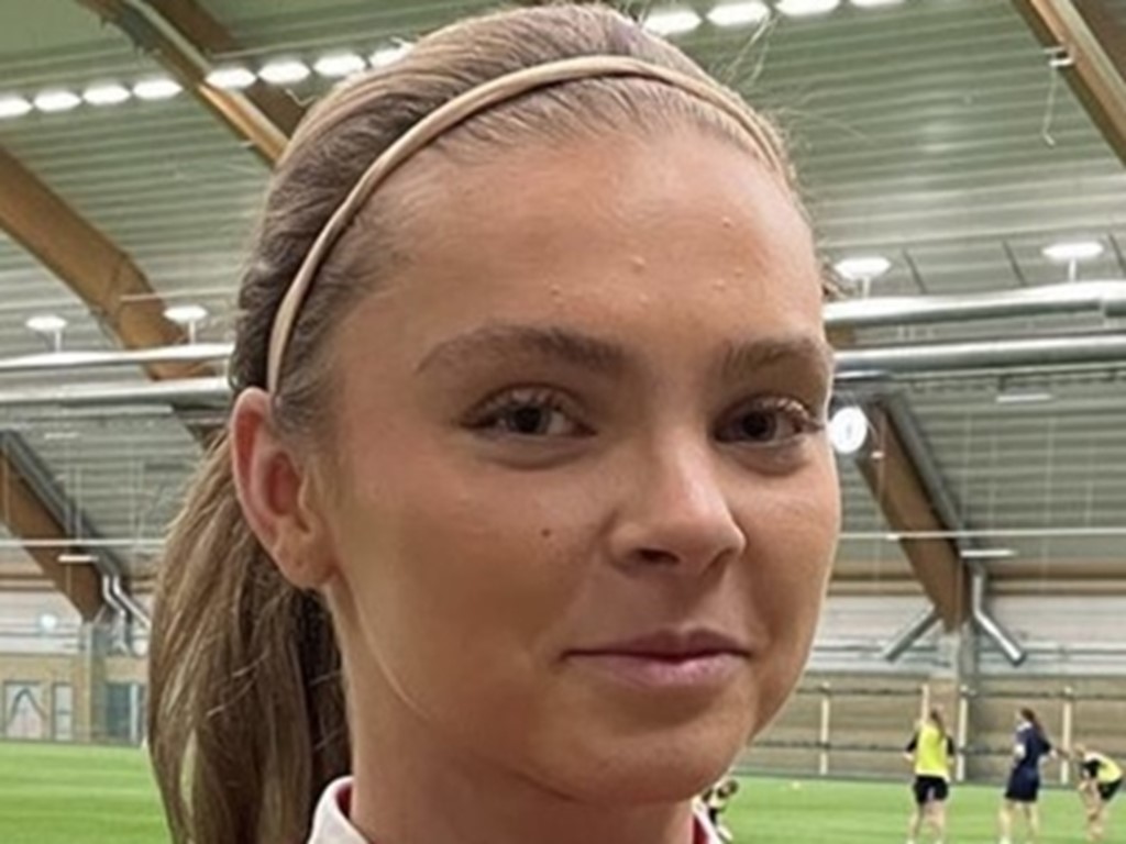 I brist på målvakter tog utespelaren alva johansson en för laget och ställde sig mellan stolparna - och gjorde det med den äran.