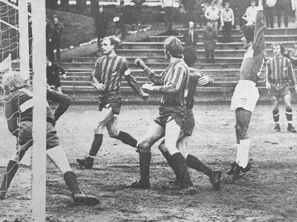GIF Sundsvall och IFK Sundsvall möttes för första gången i näst högsta serien (div. 2 Norra) våren 1972. GIF vann med 4-1 och visade att man fortfarande var "storebror". Giffarna ligger fyra i Maratontabellen för vår näst högsta serie medan Kamraterna ligger på en mer blygsam 74:e plats. Foto: Sundsvalls Tidning.