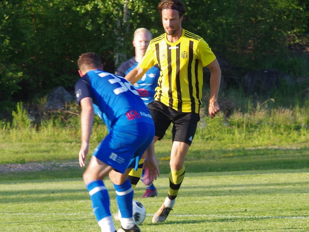 Linus Hallenius är på väg att skjuta in Kubens femte mål i 6-1-segern över Fränsta på Myggvallen. Real Kubens tionde raka vinst! Foto: Pia Skogman, Lokalfotbollen.nu.