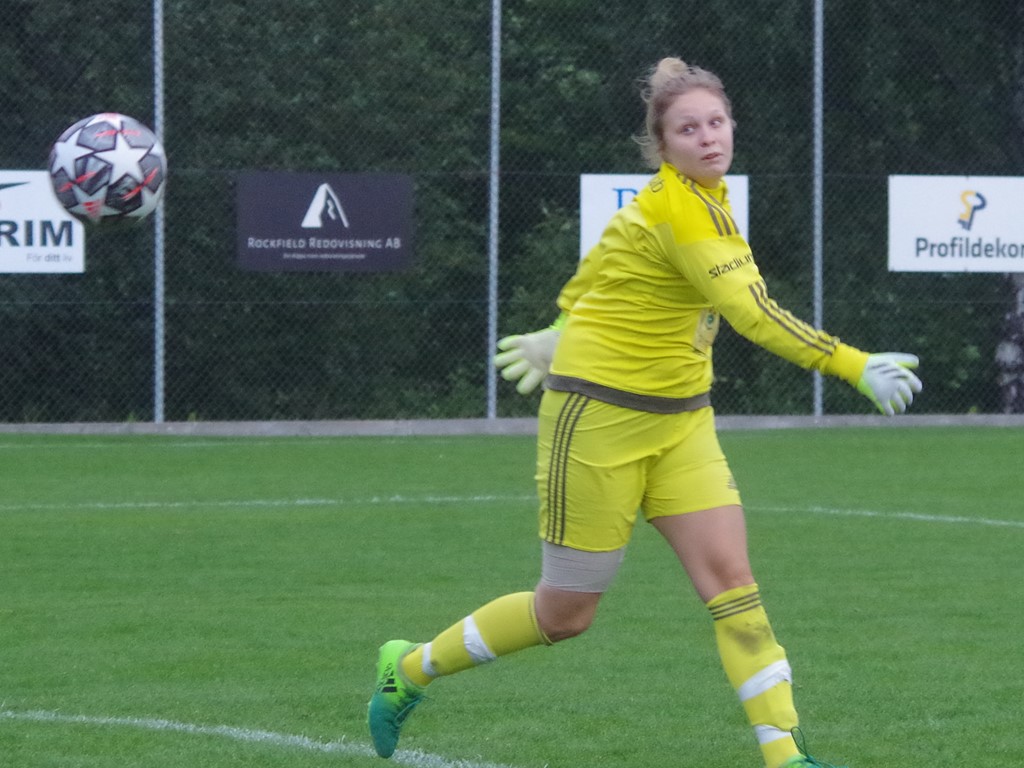 Matfors debuterande målvakt Madicken Säterberg är utrustad med "målvaktsöga". Varför kasta sig på en boll som går i stolpen? Foto: Pia Skogman, Lokalfotbollen.nu.