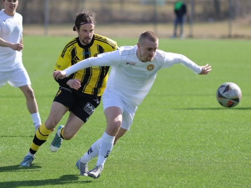 Linus Hallenius och de övriga i Kuben hängde inte med Friska Viljor i division 2-comebacken utan föll med 0-2 i den blåsiga premiären hemma på konstgräset. Foto: Anders Thorsell, Sportactionpictures.
