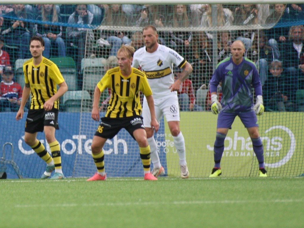 Ifjol mötte Kuben AIK i Svenska Cupen inför över 7000 åskådare. I år väntar fjolårsallsvenskarna Västerås Sport i den andra omgången. Men det var ytterst nära att det blev Hammarby och ny superfest. Foto: Pia Skogman, Lokalfotbollen.nu.