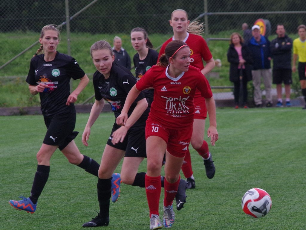 Maja Bryner steget före en Medskogsspelare när Alnö 2 vann med 1-0 på HK-vallen, Foto: Pia Skogman, Lokalfotbollen.nu.