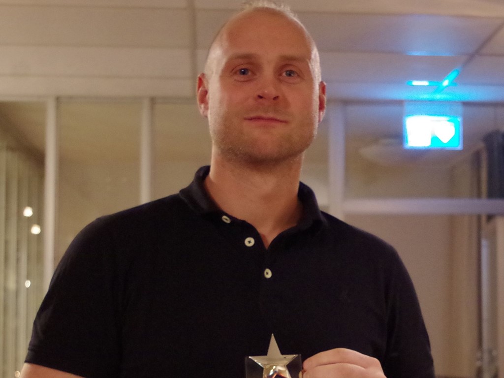 Christofer Högbom med priset som Årets spelare i Medelpad 2022.