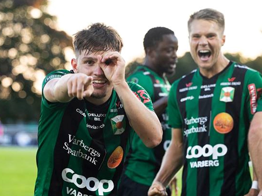 Isak Bjerkebo showar inför kameran efter sitt 2-0-mål när Varbergs BoIS besegrade GIF Sundsvall med 3-0. Foto: Krister Andersson, Bildbyrån