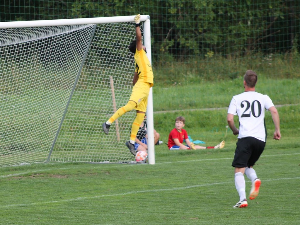Valerik Danielian är nära att hitta krysset redan i den första matchminuten. Foto: Rogeer Mattsson, Lokalfotbollen.nu.