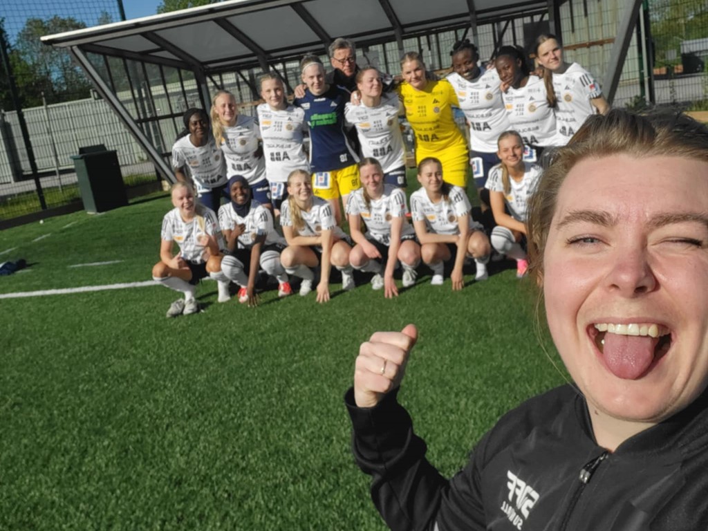 SDFF-tränaren Jenny Nilsson och hennes adepter i SDFF var både glada och lättade över segern på Lidingövallen. Foto: SDFF