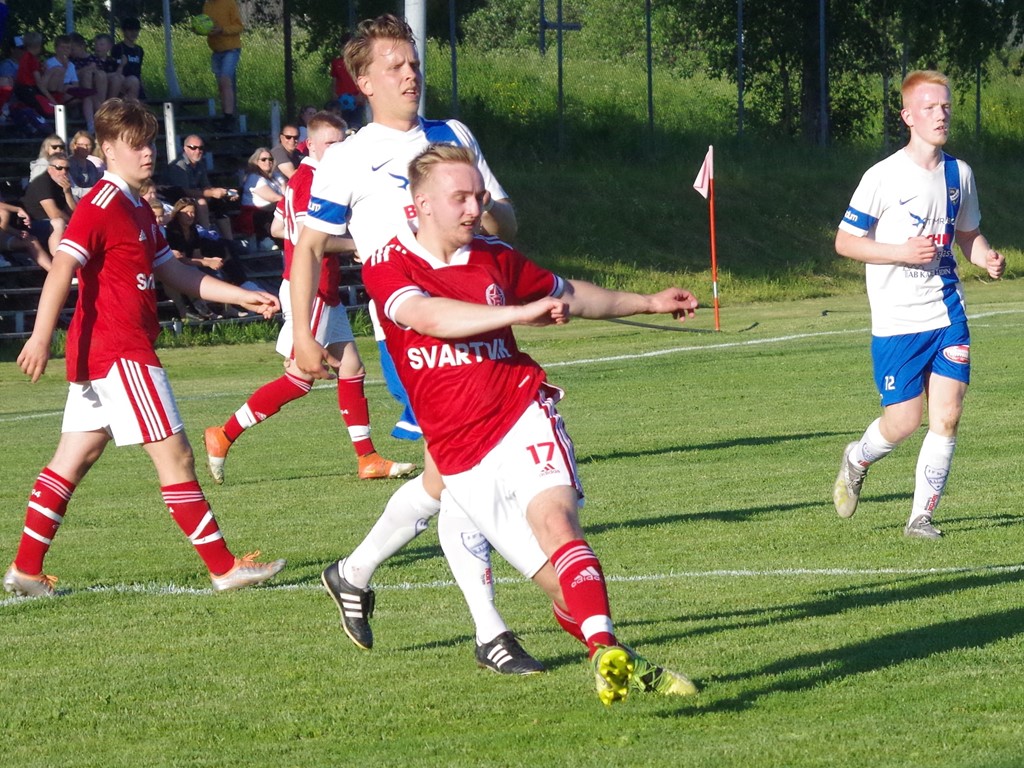 William Sjödal och hans Svartvik tog hem Medelpadssexan före IFK Timrå, två lag som kickade igång sin seniorverksamhet igen i år med lyckat resultat. Tror faktiskt de båda lagen kommer att toppa även femman i år, trots att man är nykomlingar Foto: Pia Skogman, Lokalfotbollen.nu.