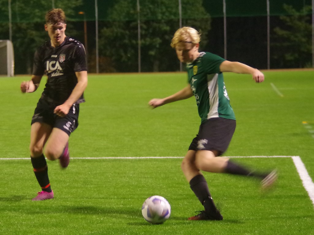 Sidsjö-Böles matchhjälte Max Henriksson i aktion. Foto: Pia Skogman, Lokalfotbollen.nu.