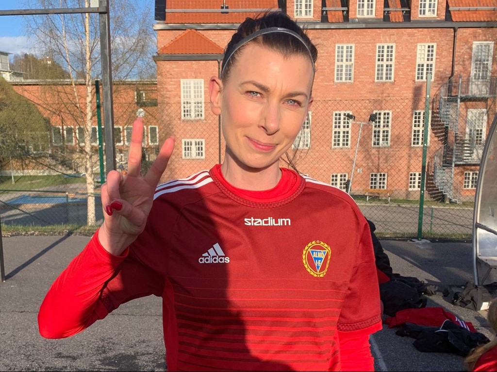 Evigt unga Rosie Nilsson gjorde Alnö 2:s bägge mål mot nya Medskogsbron. 