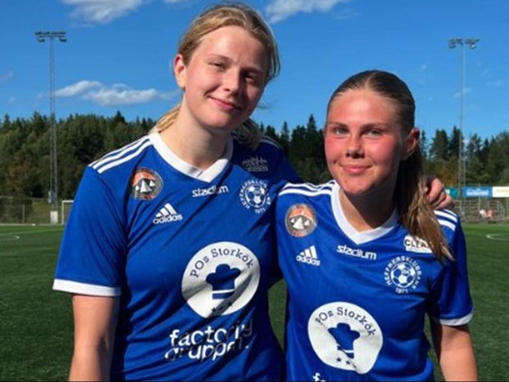 Joanna Wallgren gjorde Heffnersklubbans båda mål i 2-2 mötet mot Enskede, båda efter leverans från Cornelia Hägglund. Foto: Heffnersklubbans BK.