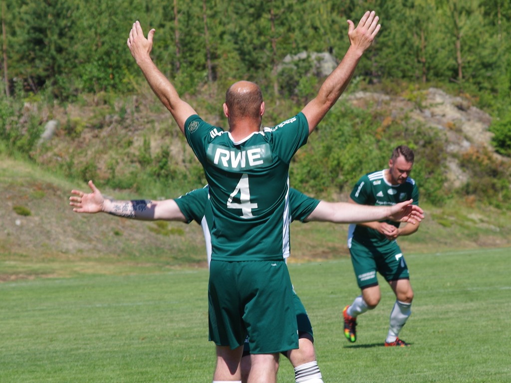 Jonas Sjöberg höjer armarna mot skyn efter sitt segermål på frispark.