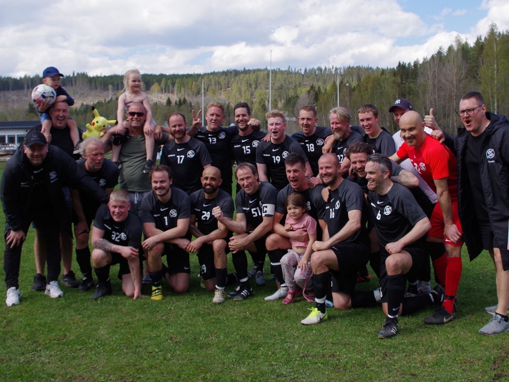 Grabbarna som gjordet - tog hem Södermalm FF:s första historiska seger, 3-1 borta mot Nedansjö IK. Foto: Pia Skogman, Lokalfotbollen.nu.