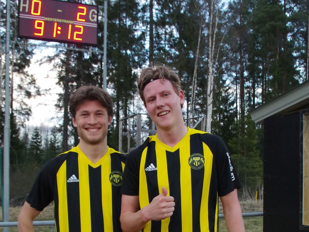 Kubens målskyttar Tim Jonsson och Eddie Åman poserar framför resultattavlan. Foto: Pia Skogman, Lokalfotbollen.nu.