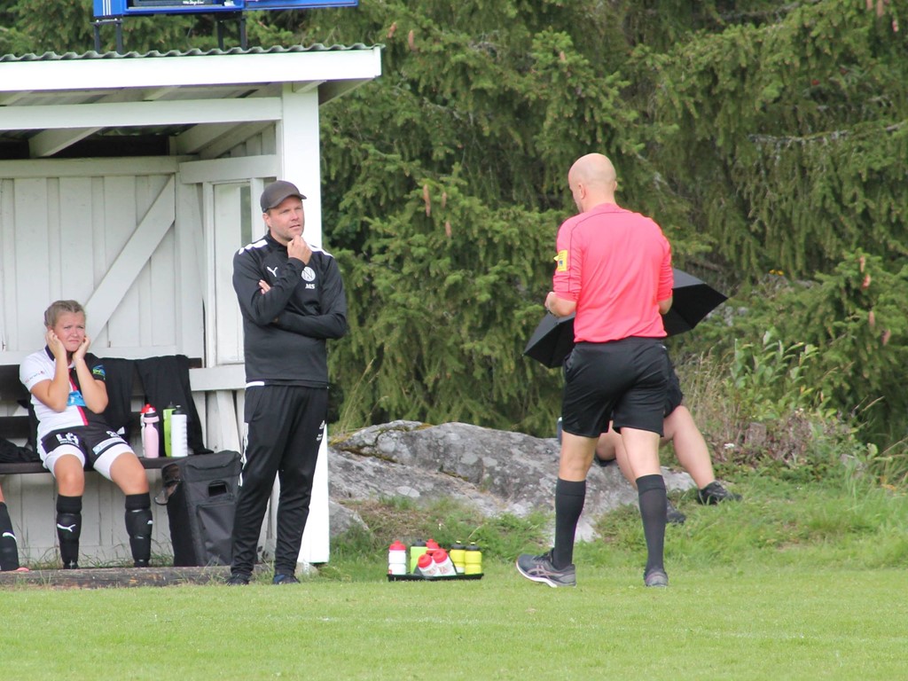 Domaren Roger Lundbäck talar Njurundas ledare till rätta. Foto: Roger Mattsson, Lokalfotbollen.nu.