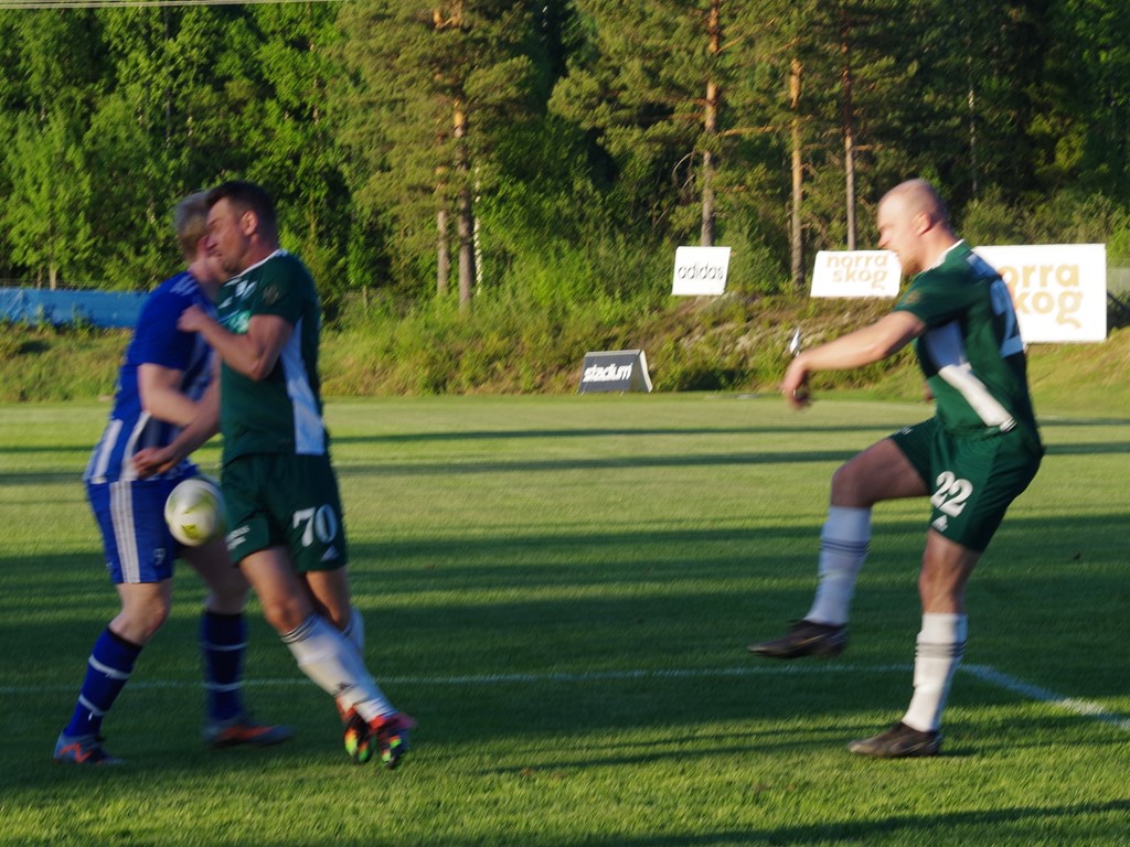 Tobias Engström trycker in slutresultatet 4-1 på stopptid. Foto: Pia Skogman, Lokalfotbollen.nu.