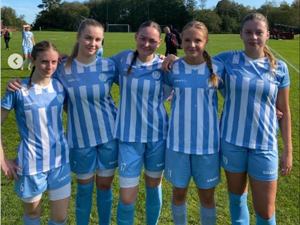 Njurundas fyra målskyttar plus matchens lirare i 4-3-segern i seriefinalen i Slutspel B mot Alnö 2, fr v Tova Rask, Elsa Olsson, Sophia Notefält Sandström, Nellie Lauritzen och Moa Persson. Foto: Njurunda IK.