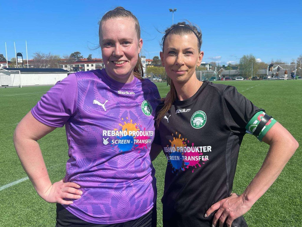 Utespelaren Sara Söderlind mellan stolparna och frisparksskytten Rosie Nilsson fixade de tre Medskogspoängen i seriepremiären. Foto: Gottfrid Sjödin.