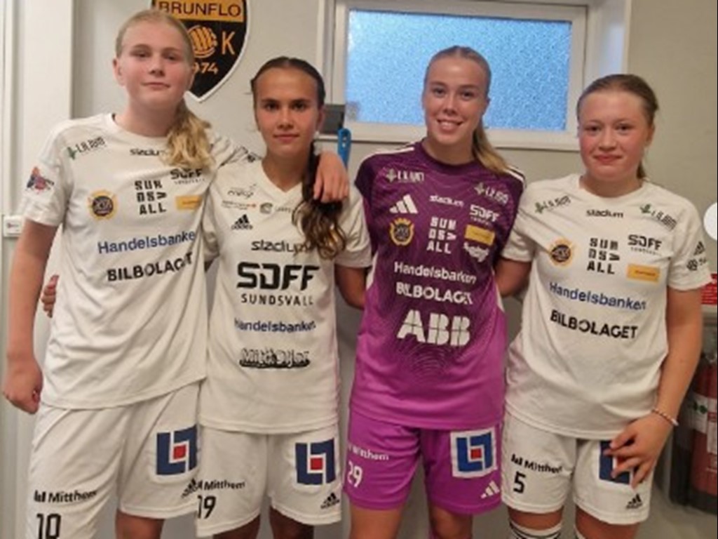 SDFF 2:s målgörare i Brunflo, fr v Lovisa Vestman, Ella Brugge Ida Lönnquist (höll nollan) och Ebba Löfving. Foto: SDFF