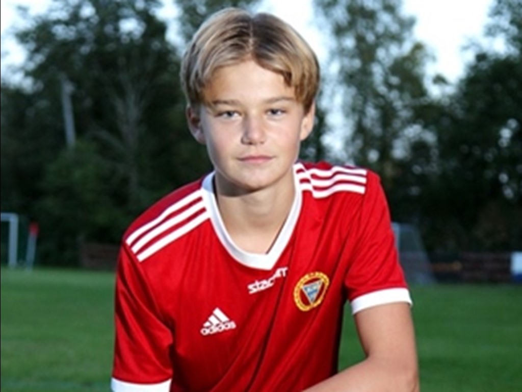 17-årige Arvid Svensson gjorde en storstilad insats i Alnös försvar och gjorde även mål.