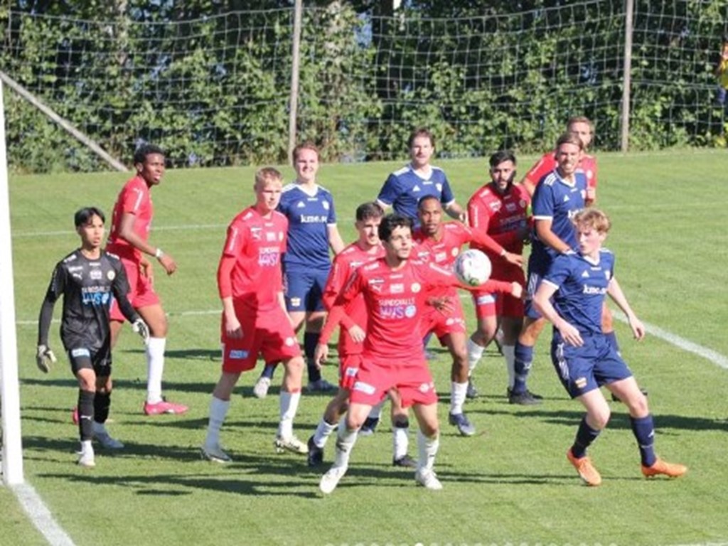 Jumbon Sund besegrade Kovland hemma på Maland med 5-4. Här försvarar sig hemmalaget på en KIF-hörna. Foto: Anneli Buzi.