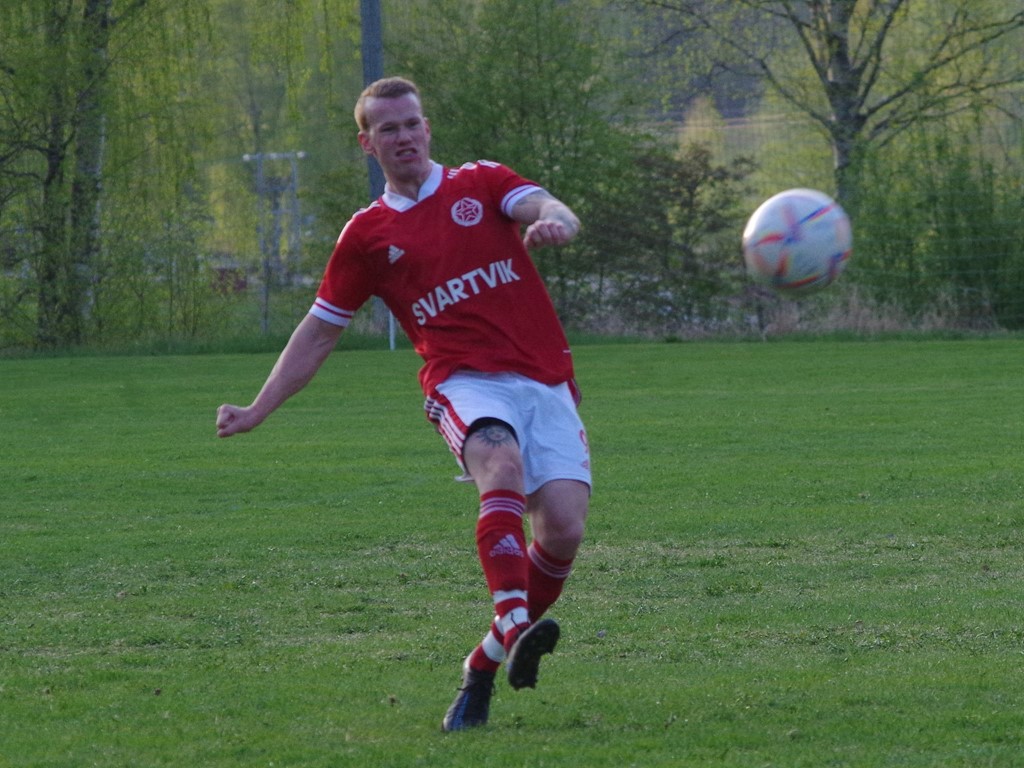 Danne Johansson gör ett av karriärens många mål, den här gången med en välriktad frispark. Arkivoto: Pia Skogman, Lokalfotbollen.nu.